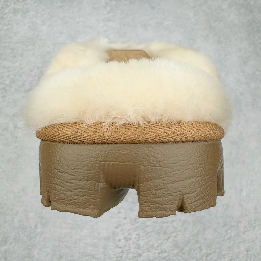Pick up locally 💰440 UGG 5125 Star drag autumn and winter sheep fur integrated snow boots. All shoes are made of ZP. Longfeng A-grade Australian imported sheep fur integrated brand OEM production line. Fully follow the ZP process. OEM original pattern maker. Adhering to the principle of no original shoe development and selection. Pay attention to every detail. The most authentic version on the market. TREADLITE "light wing" technology outsole. Lightweight/durable/flexible/pile size: 35 36 37 38 39 40 Coding: by2936040